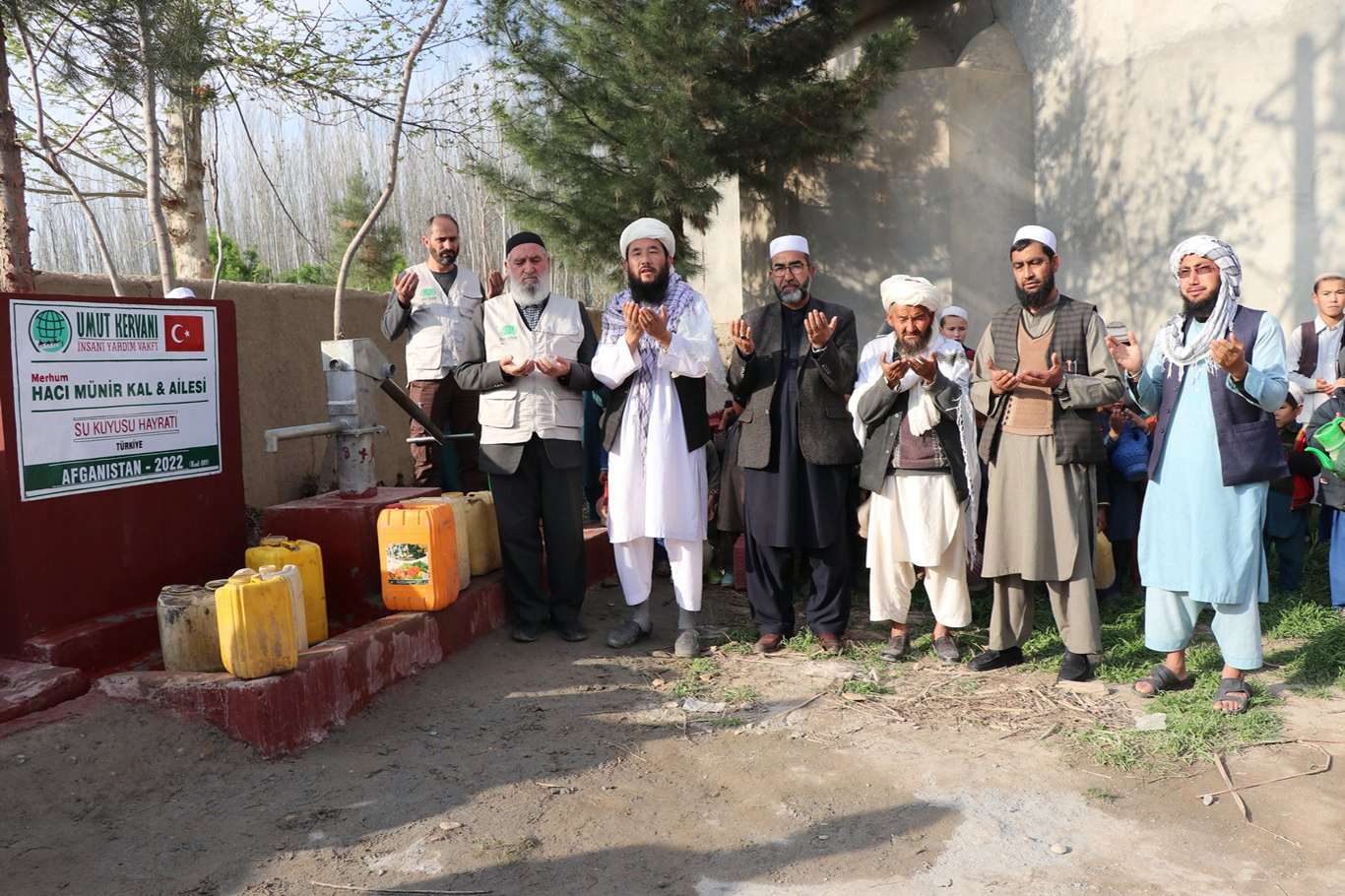 Umut Kervanı Afganistan'da "su kuyusu" açılışı ve yeni kuyu temel atma töreni gerçekleştirdi Umut Kervanı Afganistan'da "su kuyusu" açılışı ve yeni kuyu temel atma töreni gerçekleştirdi